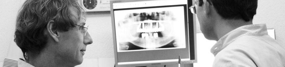 Dentista y paciente revisando una radiografía en la consulta