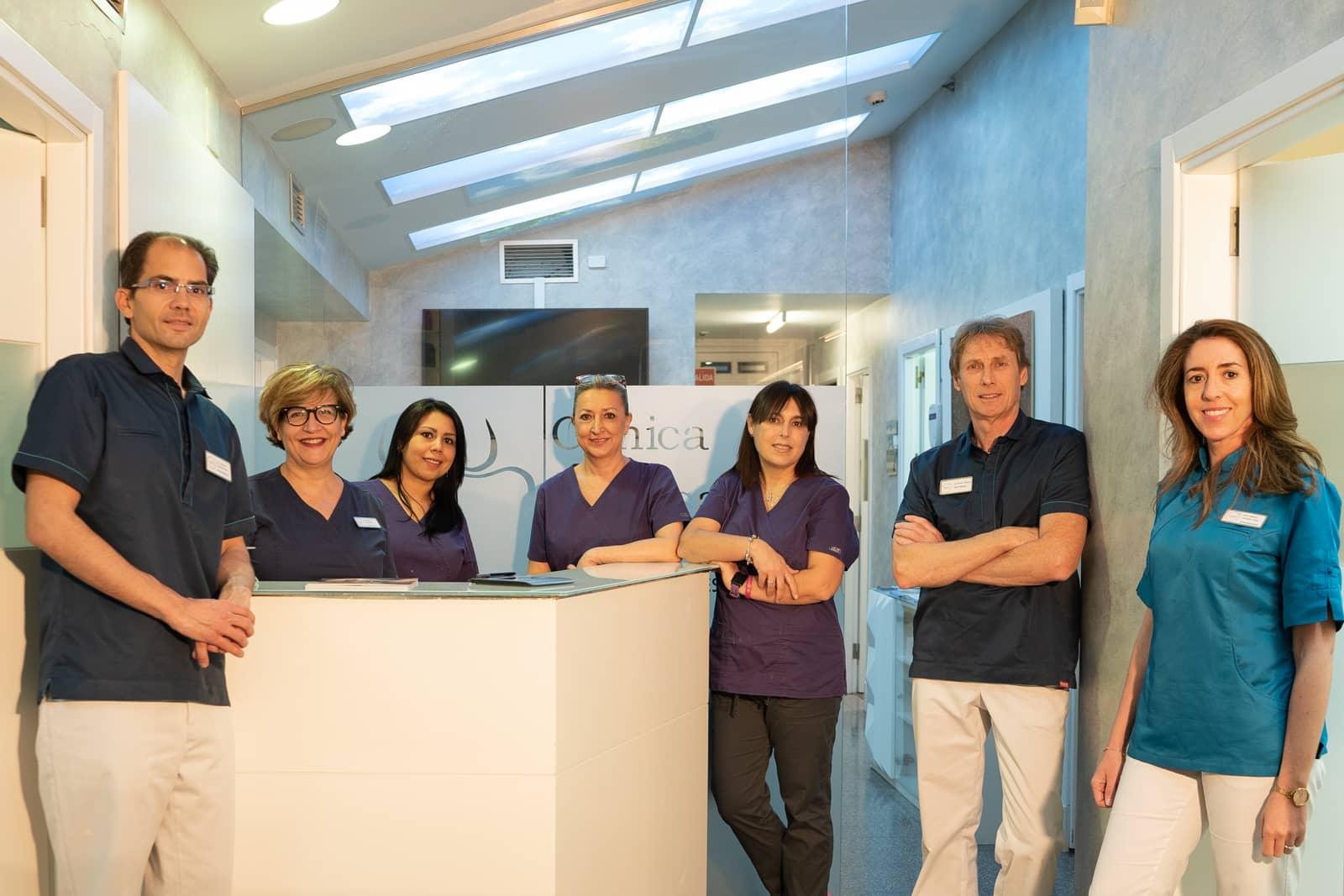 El equipo de la Clínica Dental Somosaguas en la recepción de la clínica