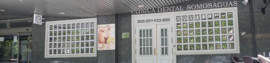 Fachada de la Clínica Dental Somosaguas en la calle Aquilón 2